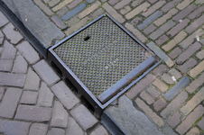 900118 Afbeelding van een gietijzeren rioolput (trottoirkolk, Gemeente Utrecht 1921) in de stoeprand van de ...